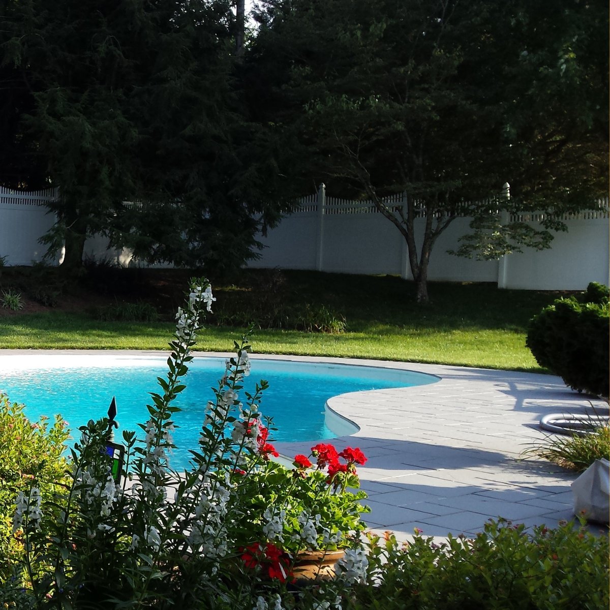 Step into the new #season with a Weatherables vinyl fence! ☀️

Beautiful, durable, and low maintenance.

Find your unique style: ow.ly/CAJc50R5Nuw

#vinylfence #fenceindustry #fenceinstallation #yardtransformation