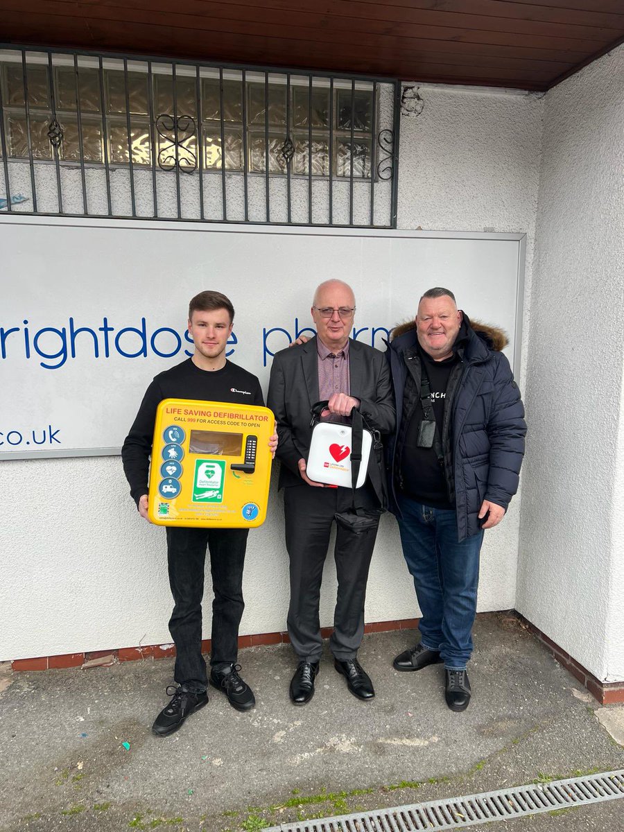 Staff from Rightdose Pharmacy in Maghull, Liverpool receiving their Defibrillator & Community Access Box after staff training. Thank you to councillor Michael Desmond for working with the community to make Maghull a safer place 👌🏼🙏💙