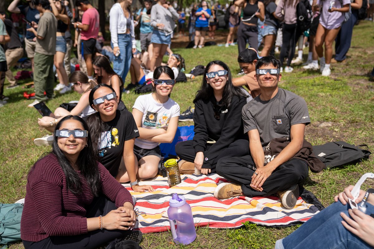 How do you throw a solar eclipse party? You planet. 🌎 Thanks to @UFastro for hosting a great one! 🌒