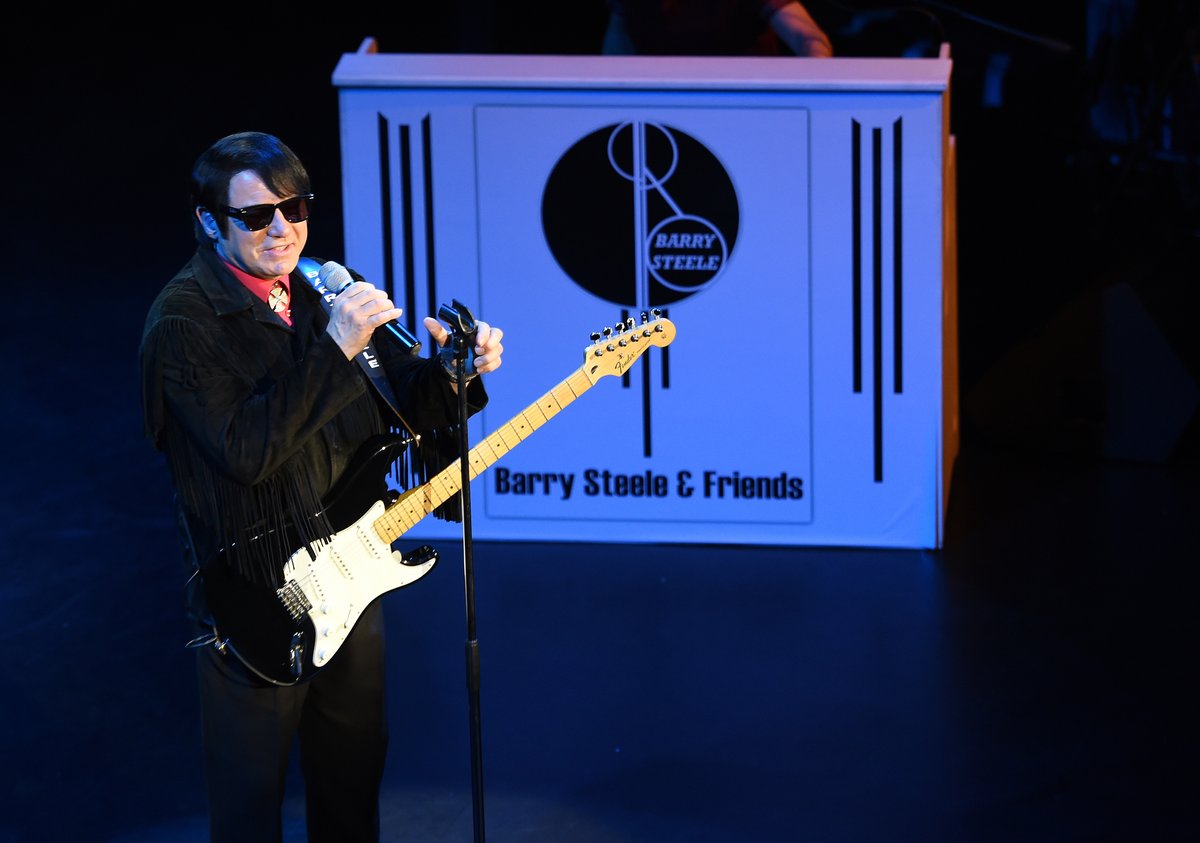 🎸 TWO WEEKS TO GO 🎸 Local legend Barry Steele is back to celebrate Roy Orbison's birthday! atgtix.co/3xpzfyy Experience the sound of a generation, with songs from Buddy Holly, Jerry Lee Lewis, the Traveling Wilburys, and of course, 'The Big O' 🎶 📆 Tue 23 Apr