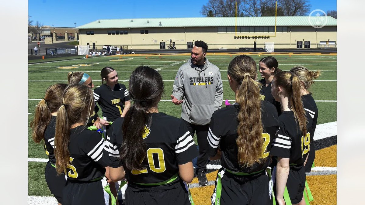 I had a blast over the weekend watching all of these awesome young ladies play flag football at North Allegheny high school. Keep shining and I look forward to watching you all at Acirsure Stadium in the near future 👏👏 steelers.com/photos/photos-…