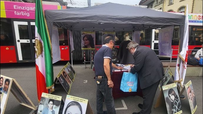 برن سوئیس - برپایی نمایشگاه شهدای قیام توسط ایرانیان آزاده در همبستگی با #قیام سراسری
#مجاهدین_خلق 
#قيام_تا_سرنگونی