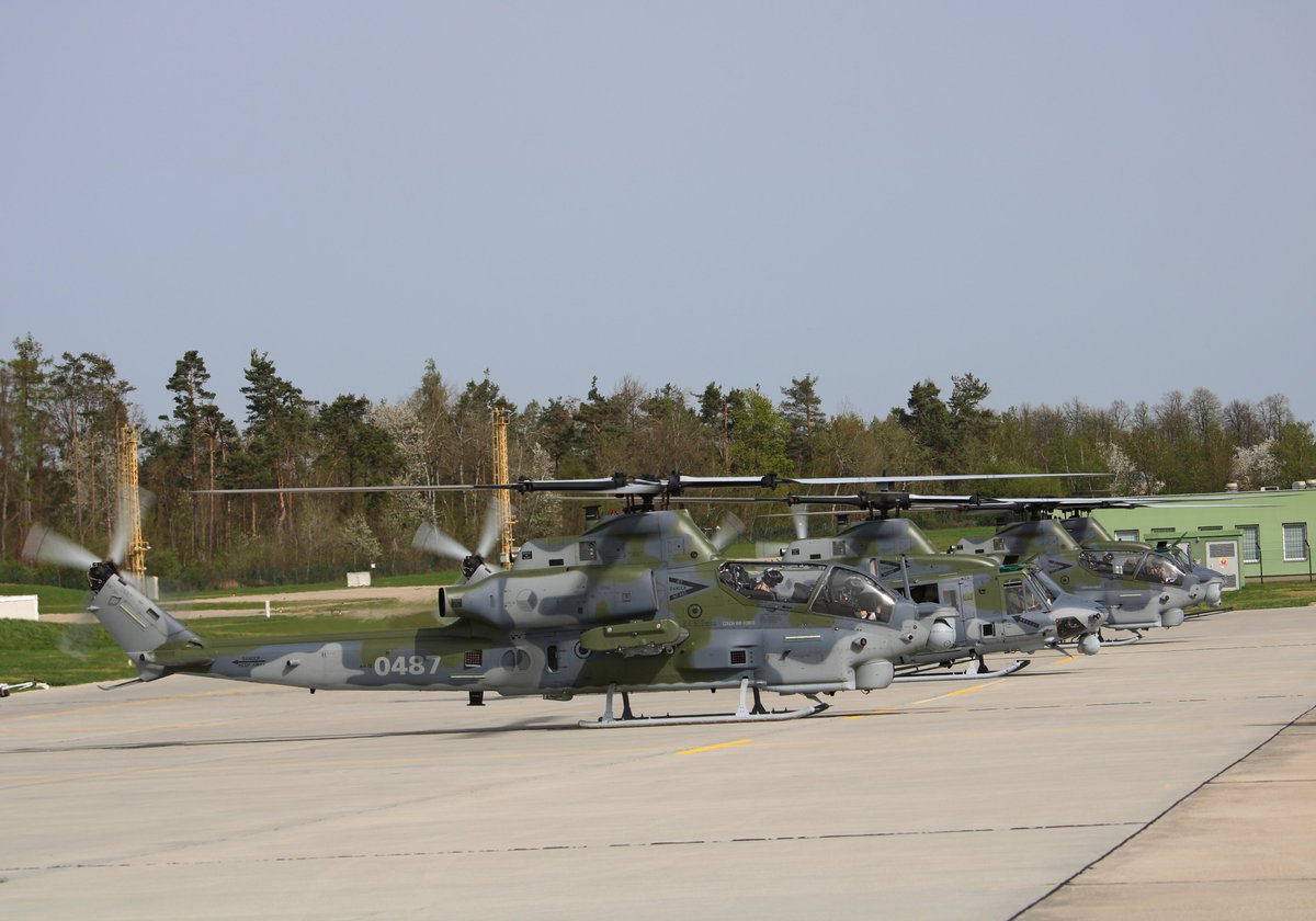 Letci v Náměšti pokračují v intenzivním výcviku na nových vrtulnících H1 pod dohledem amerického mobilního výcvikového týmu (MTT). Dnes mají za sebou nácvik evakuace zraněných z nepřátelské zóny (CASEVAC), do kterého se zapojily 2 vrtulníky Venom a 2 vrtulníky Viper.