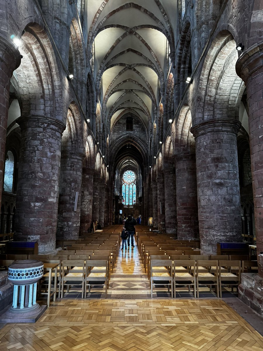 The Light in the North: @Saint_Magnus, founded in 1137, & hallowed to this day by the relics of the martyred & miracle-working eponymous saint. He was an earl of Orkney so pious that he once refused to take part in a raid on the Welsh, but instead sat in his cabin singing psalms