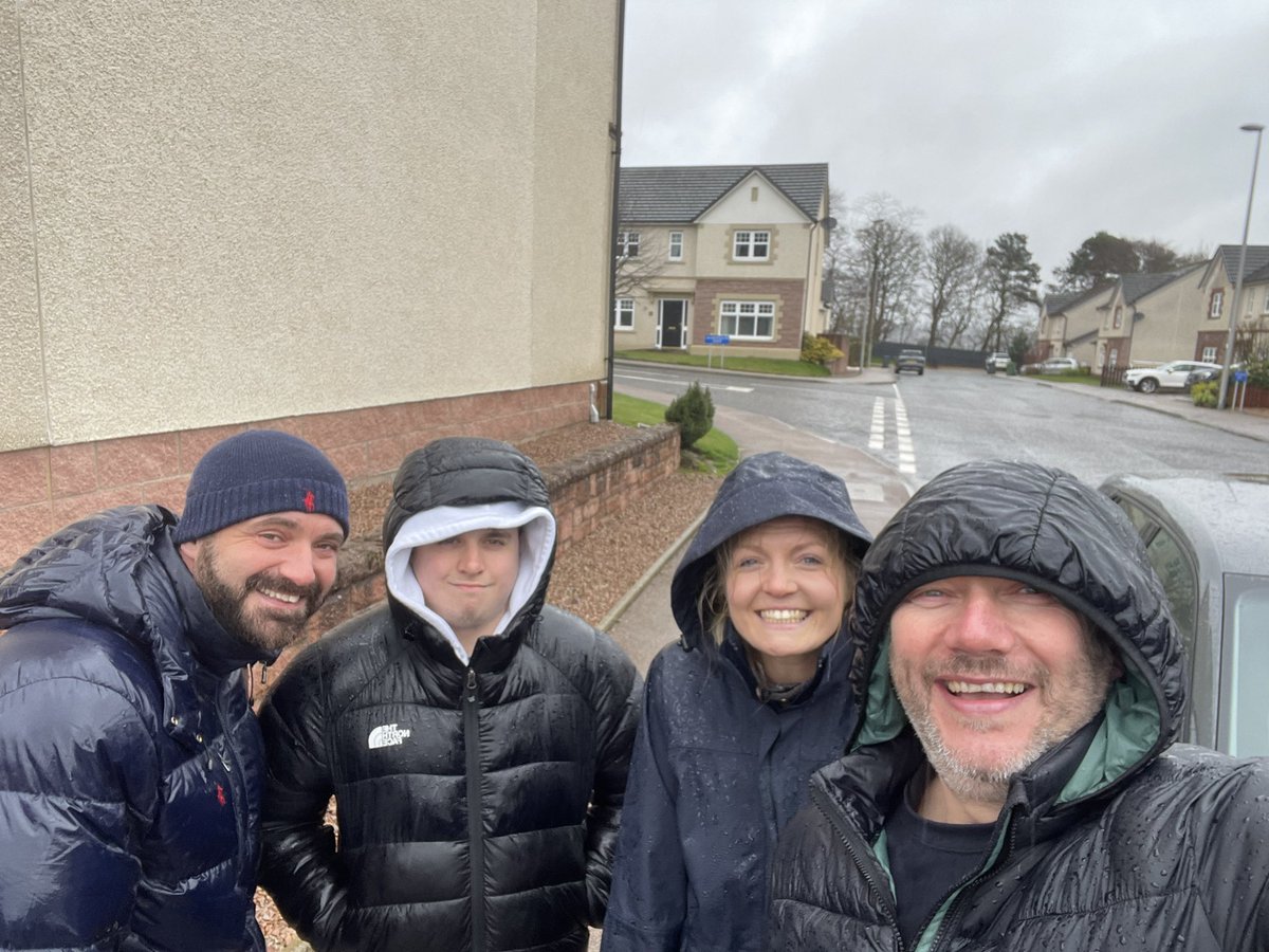 Getting soaked on the doors with @Harriet4Gor_Buc in Turriff. 🌧️ Clear that people want a bright future and to see the back of the SNP.