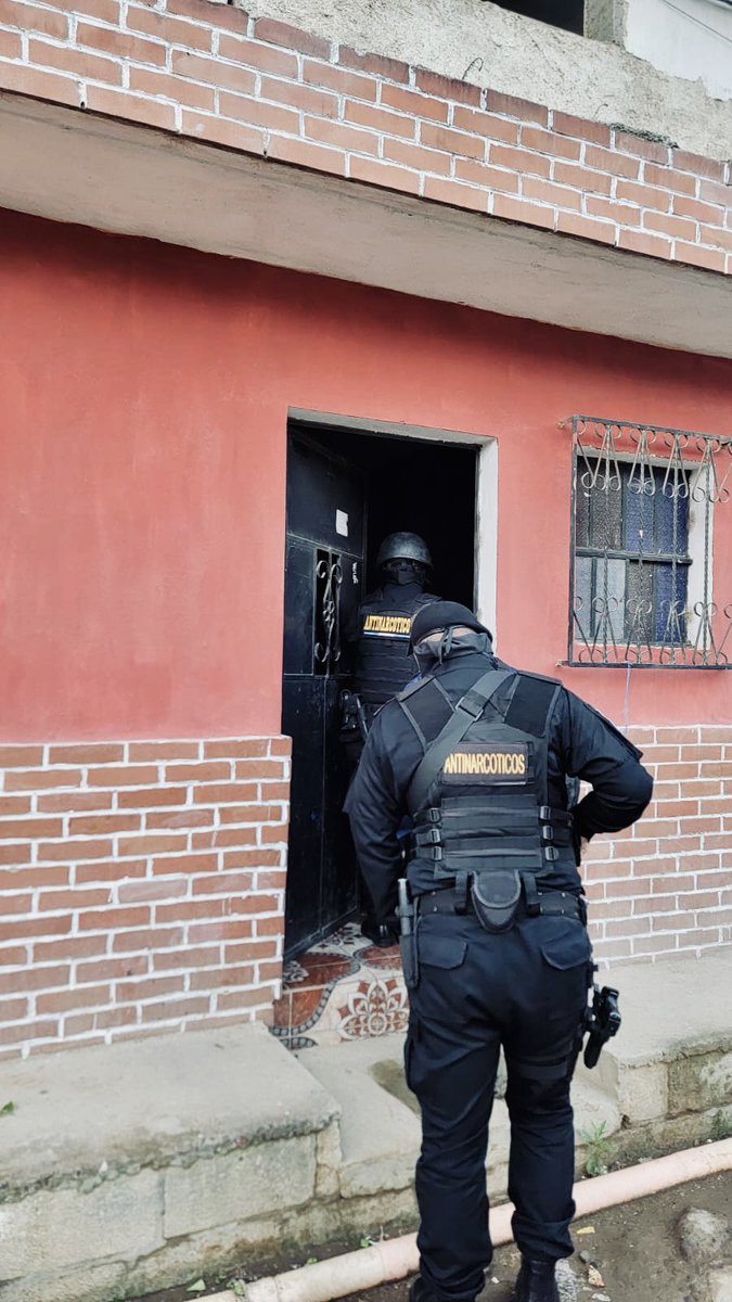 Iniciamos el día con 64 allanamientos y órdenes de captura en puntos claves del país. Casos vinculados a delitos de homicidio, extorsión y especialmente motoladrones. 🚨👊🏼

¡Por aire y por tierra vamos por ellos!

8:00 am ya van 19 capturados. 

#DEIC @PNCdeGuatemala