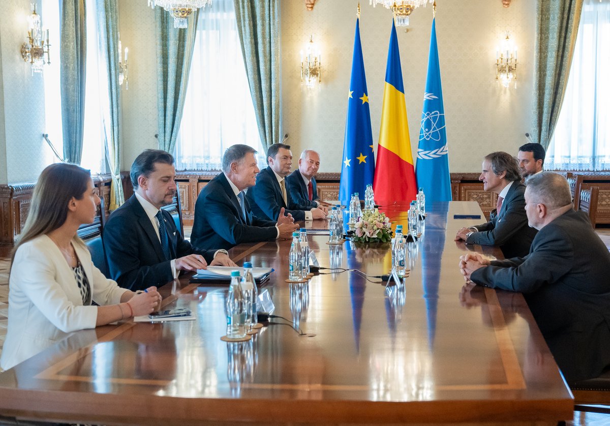 With @iaeaorg DG @rafaelmgrossi at #Cotroceni, after our meeting at the #NuclearEnergySummit, to discuss the vital role of IAEA in the safe&peaceful use of nuclear science. RO prioritises the development of its nuclear energy program by enhancing large-scale production&SMR tech.