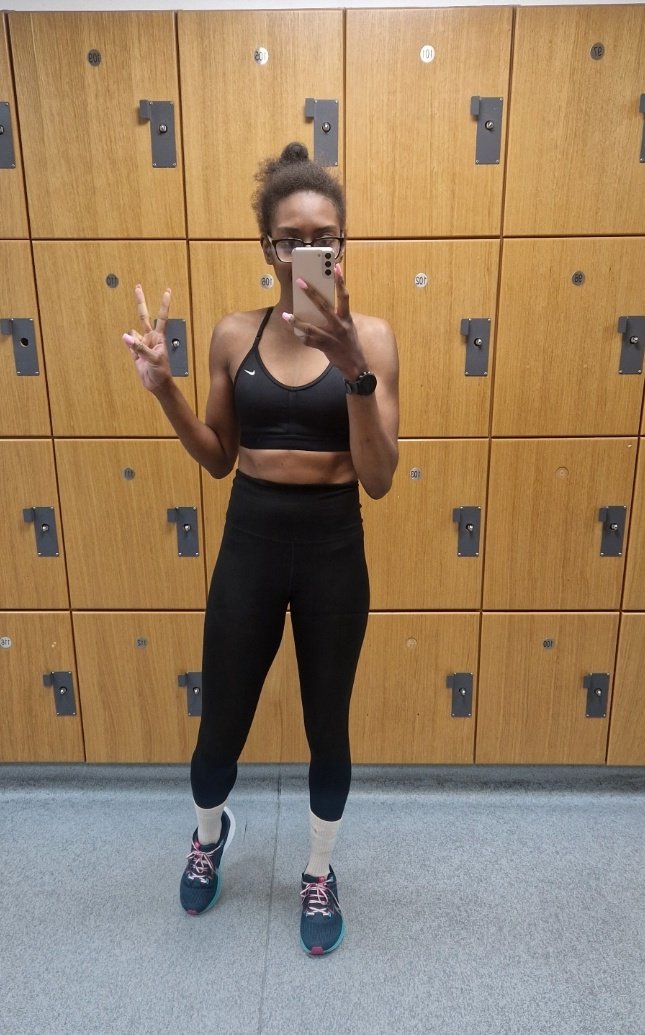 5k in the gym absolutely fried my hair but still carried on for an upper body sesh 🤩 

#nike #nikewellcollective