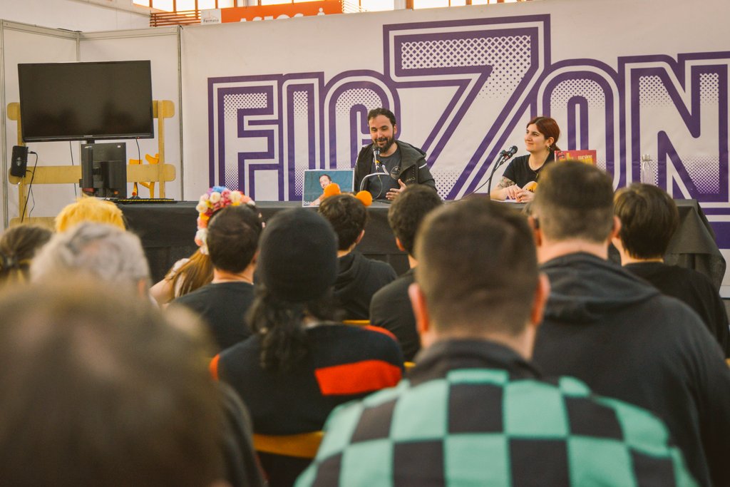 🗣️En @FicZone Granada nuestra compañera Claudia entrevistó a Isaac Sanchez en el encuentro con el público. 📸Os dejamos una foto de la presentacion de 'El de la Batamanta'. #ficzone #comic #comics @Loulogio_Pi