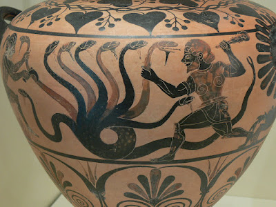one of my fav mythological #GreekProverbs: Ὕδραν τέμνεις. You're chopping a hydra. This metaphorically means making a bad situation worse when trying to fix it: cut off one hydra-head, two grow back! More about the hydra & more Greek proverbs at the post: greekreaders.blogspot.com/2024/04/11-cho…
