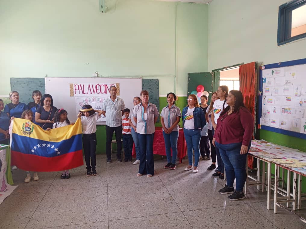 #09Abril en la EB Ezequiel Bujanda se realiza el cierre del Diplomado de Ingles para Educación Primaria e Inicial.
#AvanzaPuebloUnido
<a href="/NicolasMaduro/">Nicolás Maduro</a> @MPPEDUCACION <a href="/EleamerAbdala/">Eleamer Elkatrib</a> <a href="/cdcelara/">Centro de Desarrollo de la Calidad Educativa Lara</a> <a href="/_LaAvanzadora/">Yelitze Santaella</a>