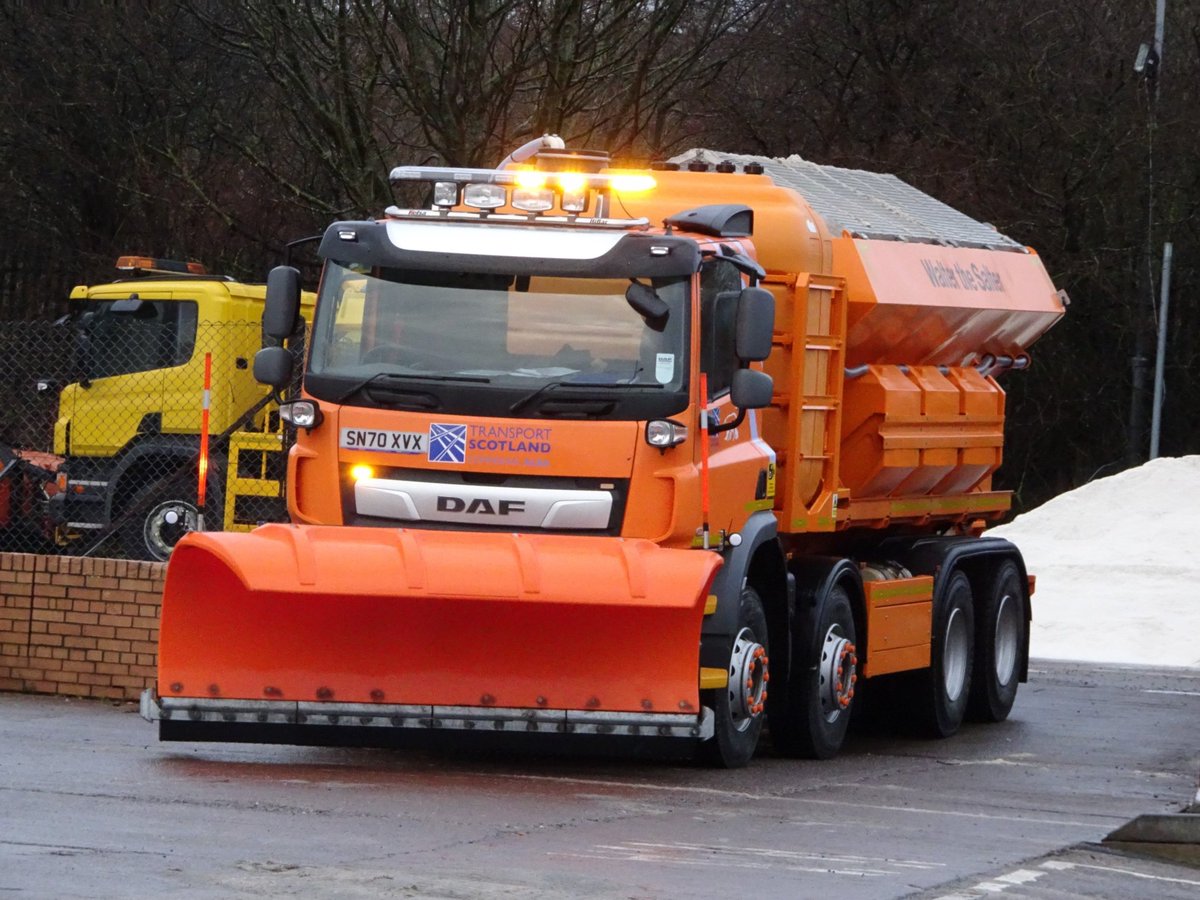 ❄️Temperatures will be low tonight for the South East. 🚛We will have 9 gritters out treating roads this evening and 9 gritters out on patrol throughout the night. 🌧️ bit.ly/3qcrDbv @transcotland #DriveSafe #ReadyForWinter