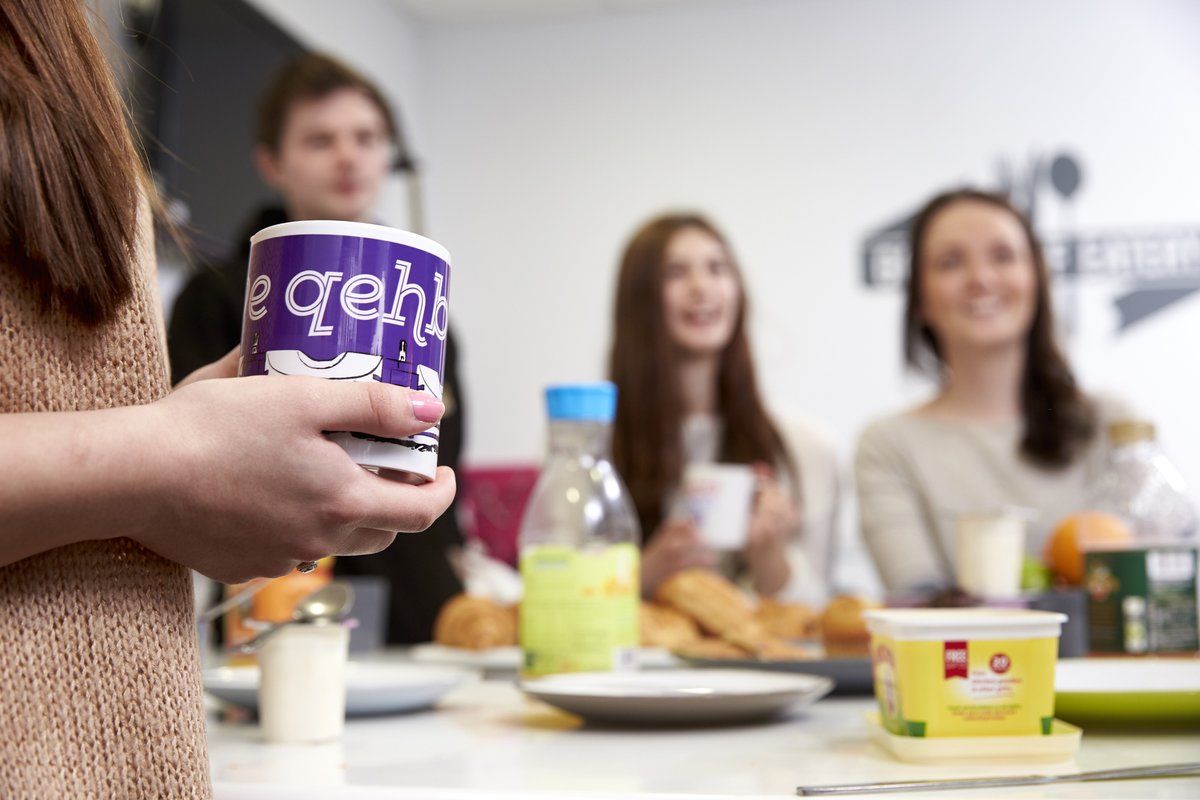 Every Friday teenagers and young adults at the QE in Birmingham @UHBTrust get a cooked breakfast funded by us. Little things make a big difference, simple comfort food boosts patients' mood and helps them socialise. For more information, click 👉 hospitalcharity.org/teenagecancer