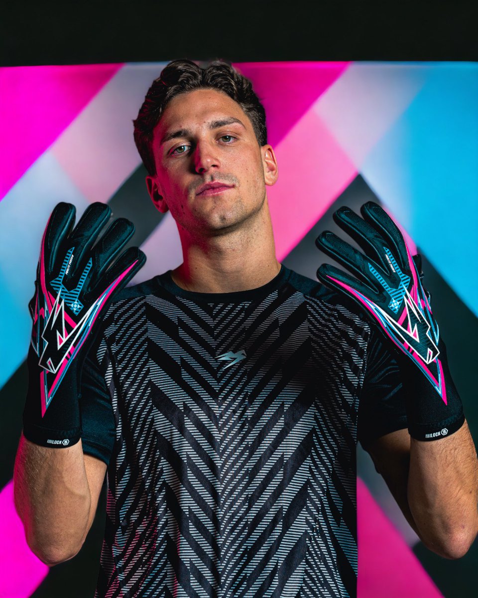 Strapless Gloves ? Fully removable wrist strap allowing the them to be customised to the preferences of each Goalkeeper