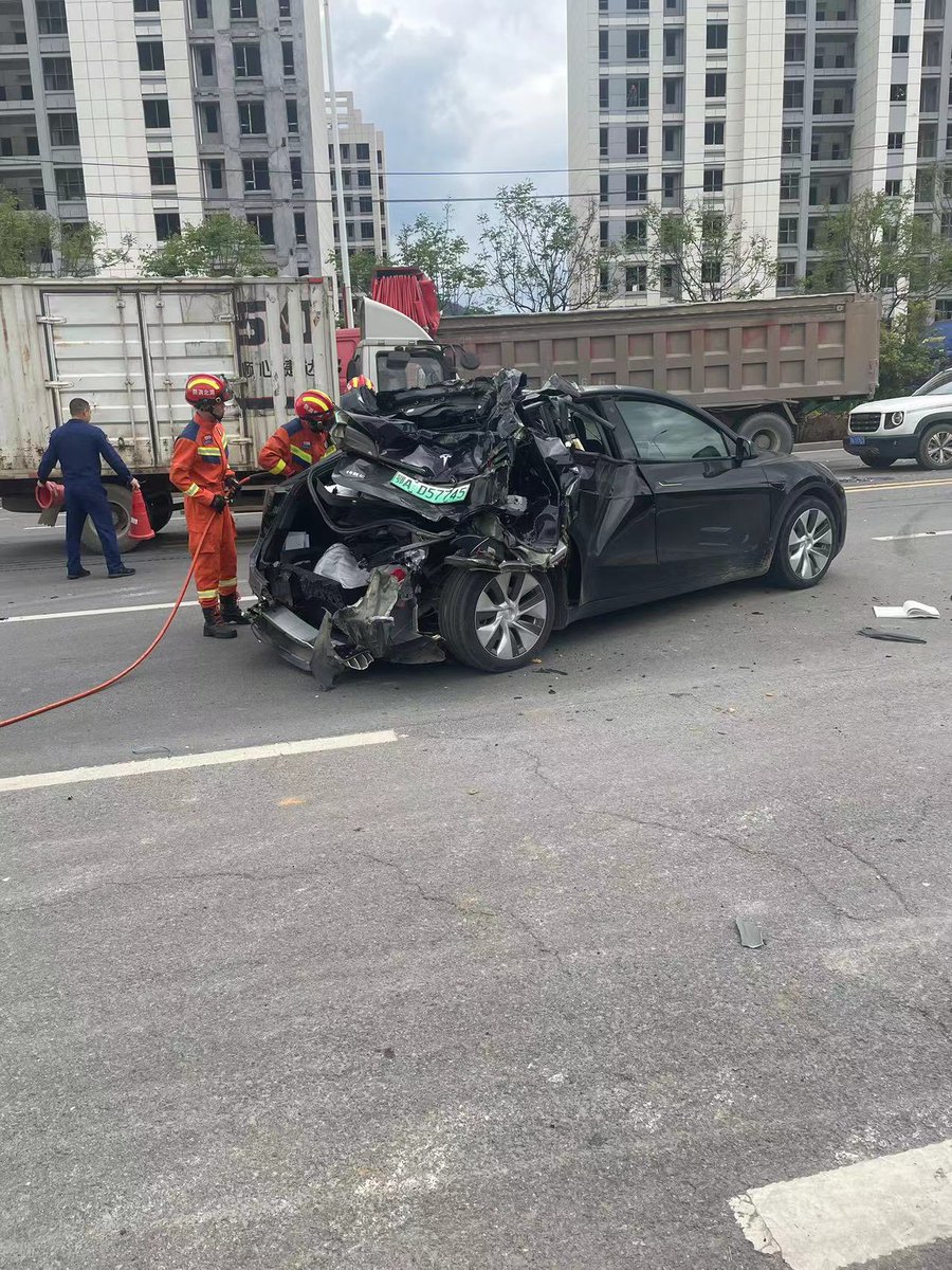 ray4tesla's tweet photo. This Model Y was rear-ended by a big truck. Driver and 3 other passengers walked away unscathed. https://t.co/B8NOtrUW0v