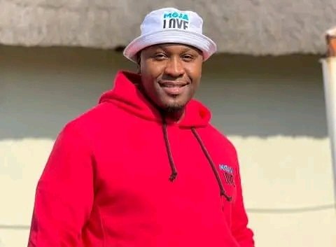 The new host of Sizok’thola, Xolani Maphanga has been arrested for allegedly assaulting an elderly woman suspected of dealing in drugs.