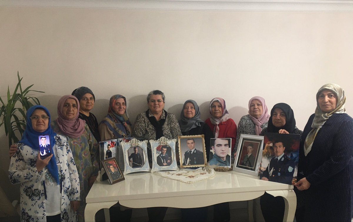 Kursiyer Teğmen Anneleri adalet aramaya devam ediyor: '14 yaşında çocuğumuzu emanet ettiklerimiz emanete sahip çıkmadılar. Tanık olarak ifade vermeye gittiler, sanık sandalyesine oturttular, sekiz yıldır cezaevindeler.' @KursiyerTegmen_ @aysenuryazici…