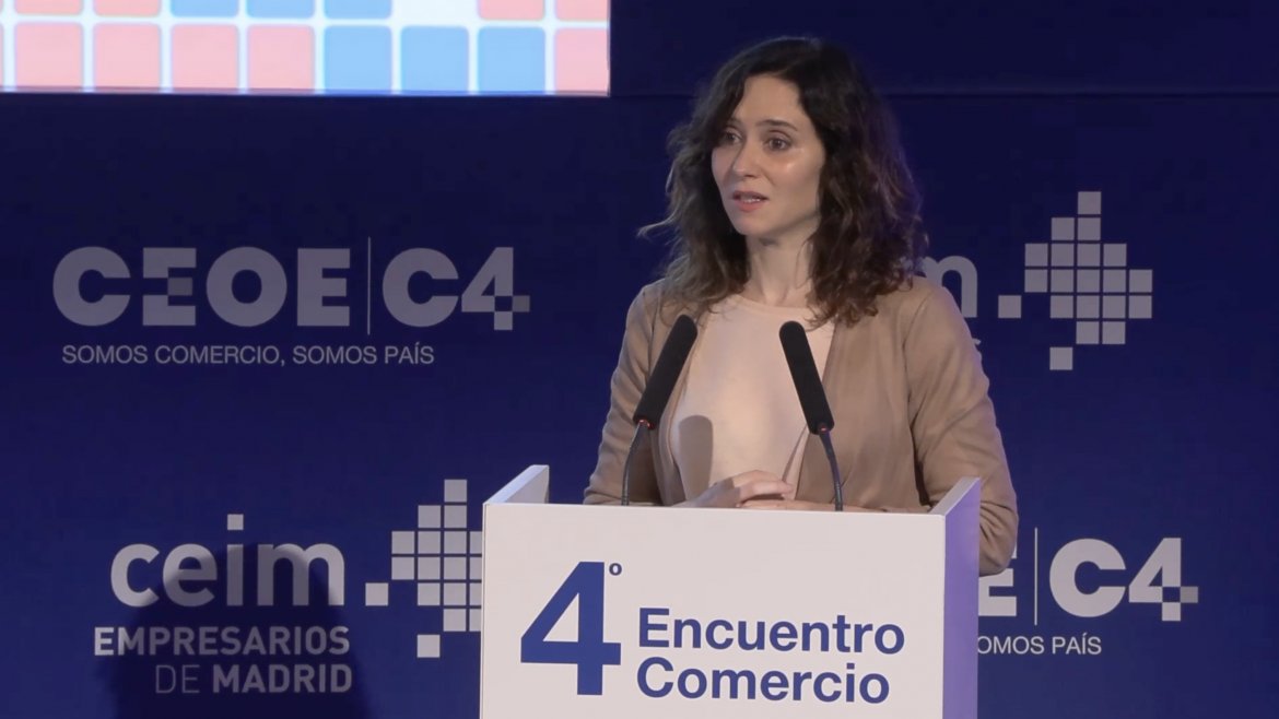 ✅ La presidenta @IdiazAyuso ha participado hoy en el IV Encuentro Anual de #Comercio organizado por @CEOE_ES. 👉 Allí, ha destacado el peso en la @ComunidadMadrid del sector, que genera 29.000 millones y casi 400.000 puestos de trabajo. +Info: c.madrid/k4gne1