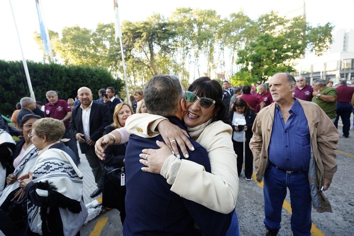 En la plaza Mitre, muy contento de comenzar este día tan especial para #EstebanEcheverría junto con la comunidad. Quiero agradecer el compromiso de las vecinas, los vecinos y las instituciones de bien público, y la labor que llevan adelante por nuestro partido. Desde el…