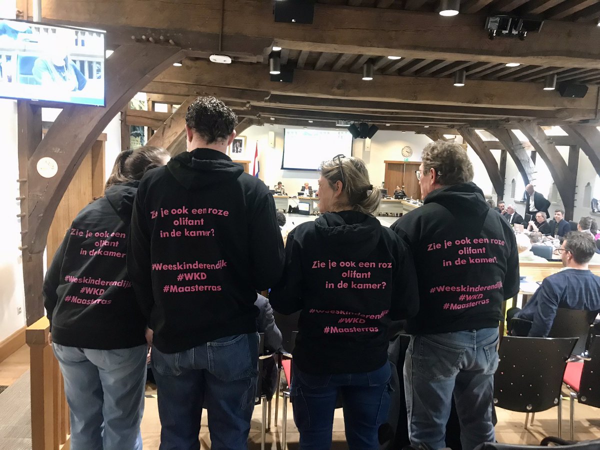 studio_witt's tweet photo. #raad078 Bewoners van Weeskinderendijk geven acte de présence op de publieke tribune van de Raadszaal tijdens de Dordtse gemeenteraadsvergadering https://t.co/14ViuxZAK5