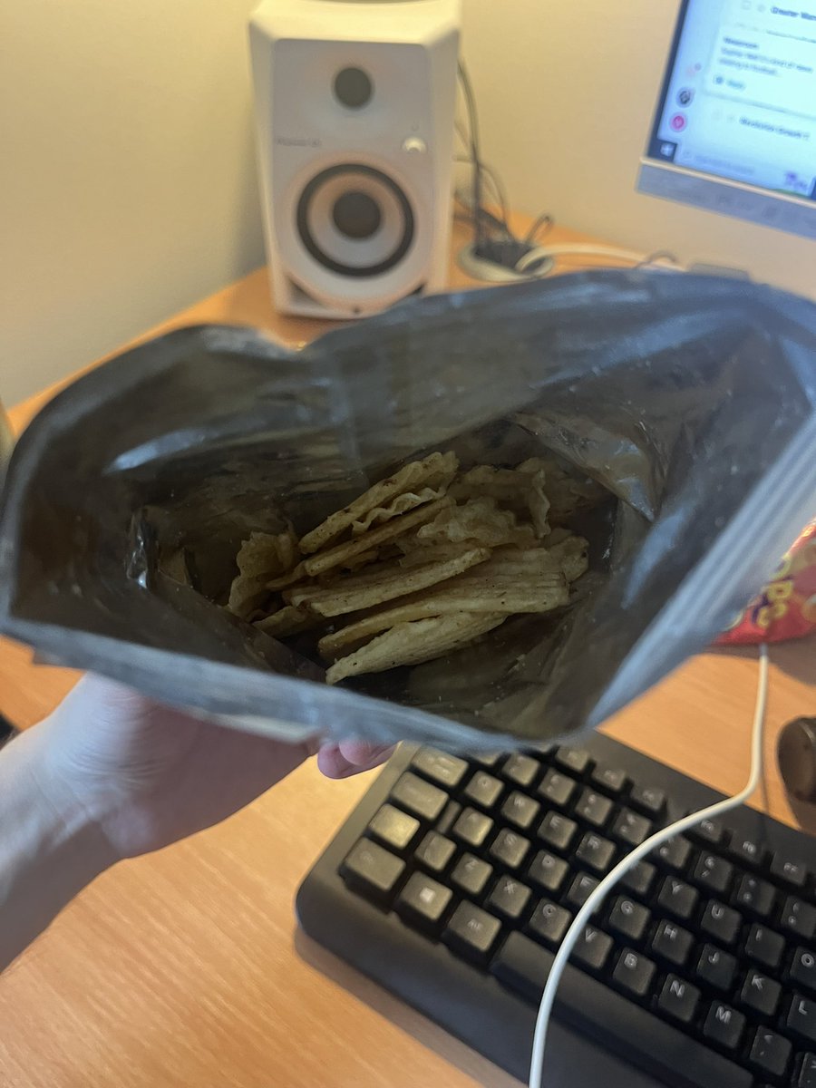 Can’t help but feel like @SeabrookCrisps are taking the piss a little bit. “Brilliant by the BAGFUL” … this is the inside of a freshly opened packet (albeit from a multipack)