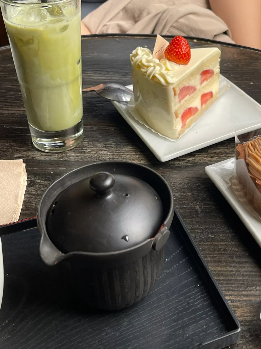 modeyanoosh's tweet photo. In the afternoon, I went to eat bread with my friends.🍰🥤 https://t.co/Ri9z5J5oED