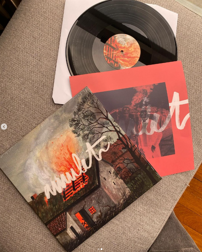 Amuleto, recén saído do forno 😍 
Tirada limitada de 100 unidades de 12’ en vinilo de 180 g. 
Faite con un enviando un DM ou vindo por eles á presentación do 3 de maio na <a href="/SonarDirecto/">Sónar Compostela</a> en Compostela. 
🥰🪬🔥
<a href="/tremendo_audiov/">Tremendo Audiovisual</a>