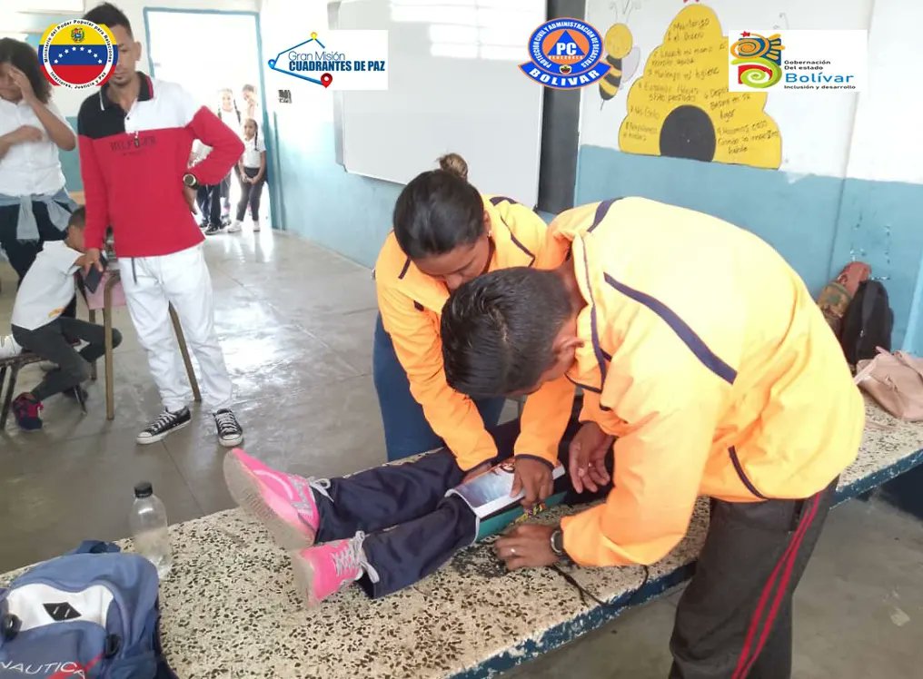 Efectivo de Protección Civil en el municipio Cedeño realizaron una charla de primeros auxilios dirigida a las Brigadas de Gestión de Riesgo Escolar del Circuito Escolar #2 de Caicara del Orinoco.

#AvanzaPuebloUnido
#ProteccionCivilSomosTodos