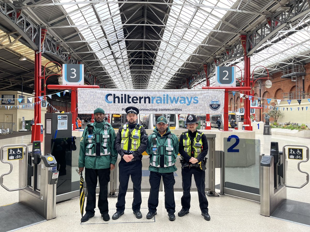 Officers conducted a successful joint patrol with @BakerStreetQ to reduce ASB affecting Marylebone station and the businesses within. We spoke to retailers in the station and shared intelligence with each other. This is the start of many more patrols together. #jointworking