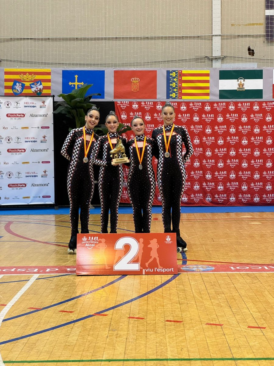 🌏 El CPA Caldes d'Estrac competirà als Mundials de Patinatge Artístic! 🏅 Judit Pérez, Meritxell Miralles, Laia Molons i Clàudia Carrión, entrenades per Carla Escrich, asseguren el seu lloc al campionat mundial en quedar segones d'Espanya! ℹ️ i.mtr.cool/gohurxlqdl