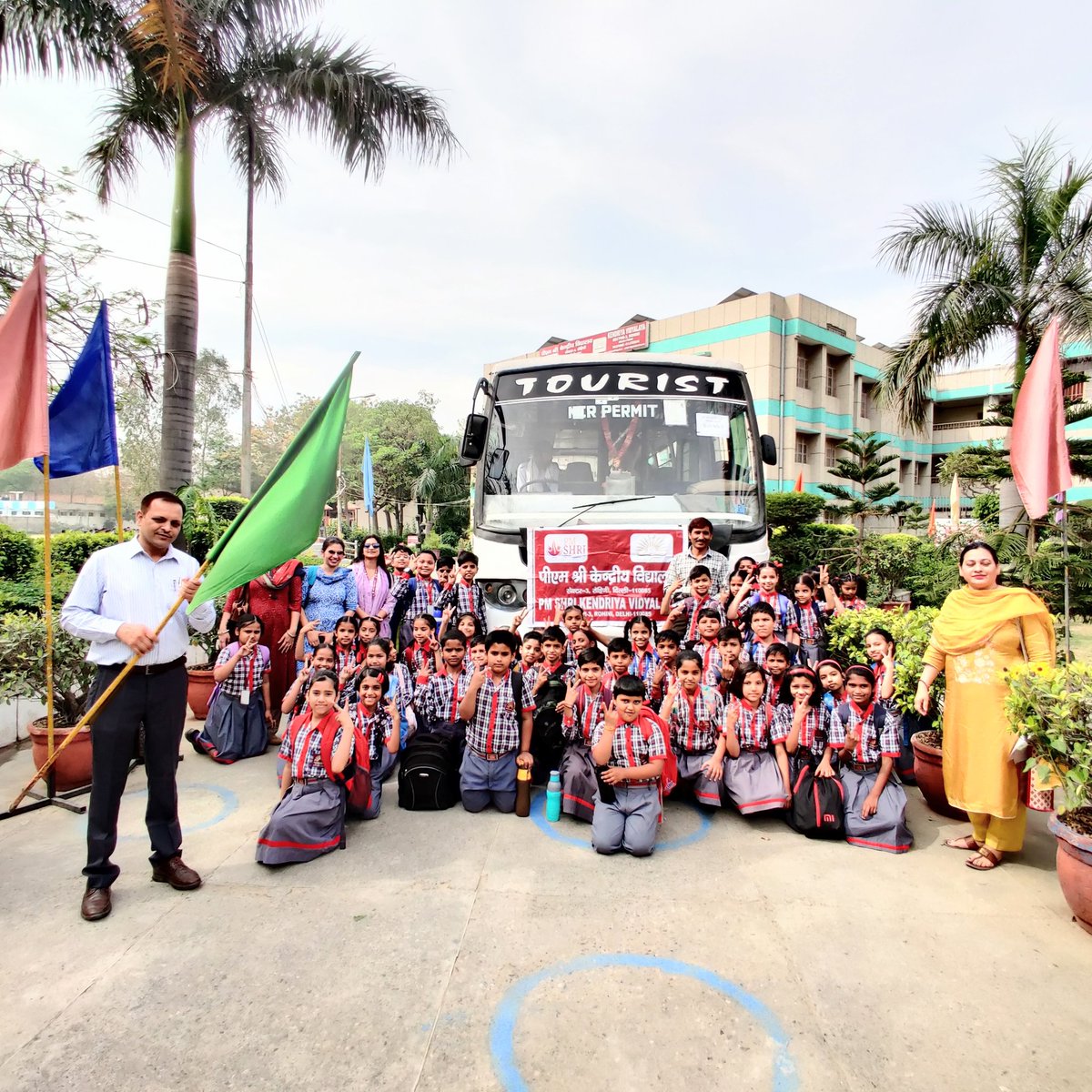 3_rohini's tweet photo. Educational Excursion of tiny tots of our Vidyalaya.Students of the primary section visited Bharat Darshan Park today .This park is synonymous with the Government of India’s Swacch Bharat Mission and employs the Reuse, Reduce and Recycle.
@KVS_HQ 
@kvs_ro 
@EduMinOfIndia https://t.co/M9jOEiYcKN