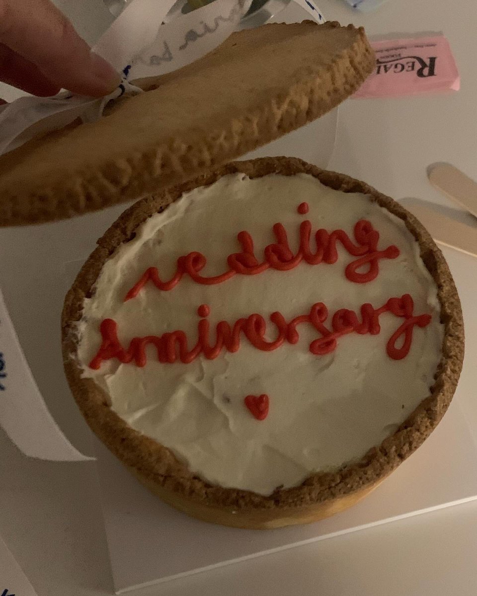 _18mp's tweet photo. 日韓夫婦1周年結婚記念日ケーキ🎂🖤 서촌にある빅토리아베이커리でオーダー🪄蓋があるデザインが斬新でかわいすぎた..🥺しかも中はバナナプディングで美味しすぎるの🤤🍌ちょーおすすめです🫶🏻🩷 https://t.co/9ul5X6ftgG