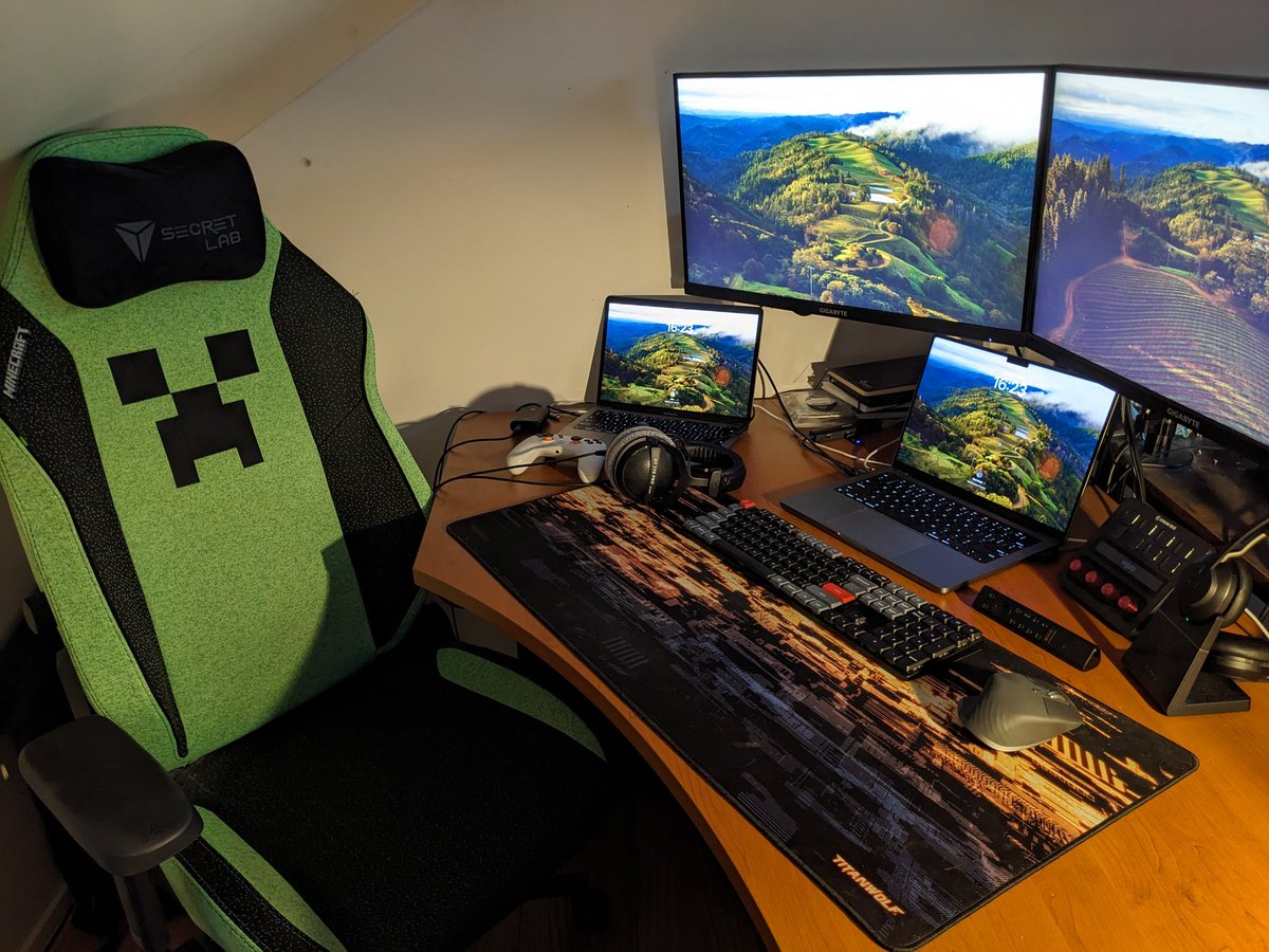 danielkraaij's tweet photo. New chair to complete my setup. #secretlab https://t.co/R3KgYJpzn5