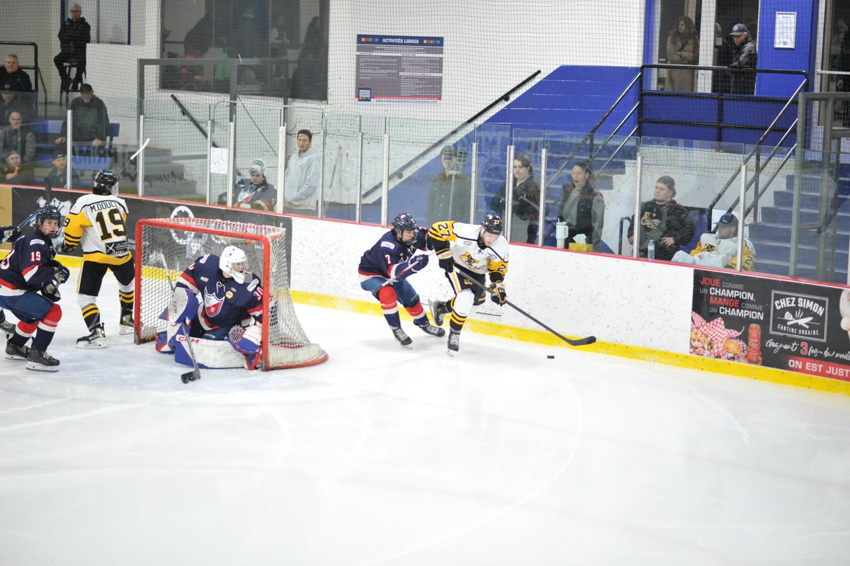 Place au septième match entre le CF et les Cobras! lhjaaaq.com/fr/publication…