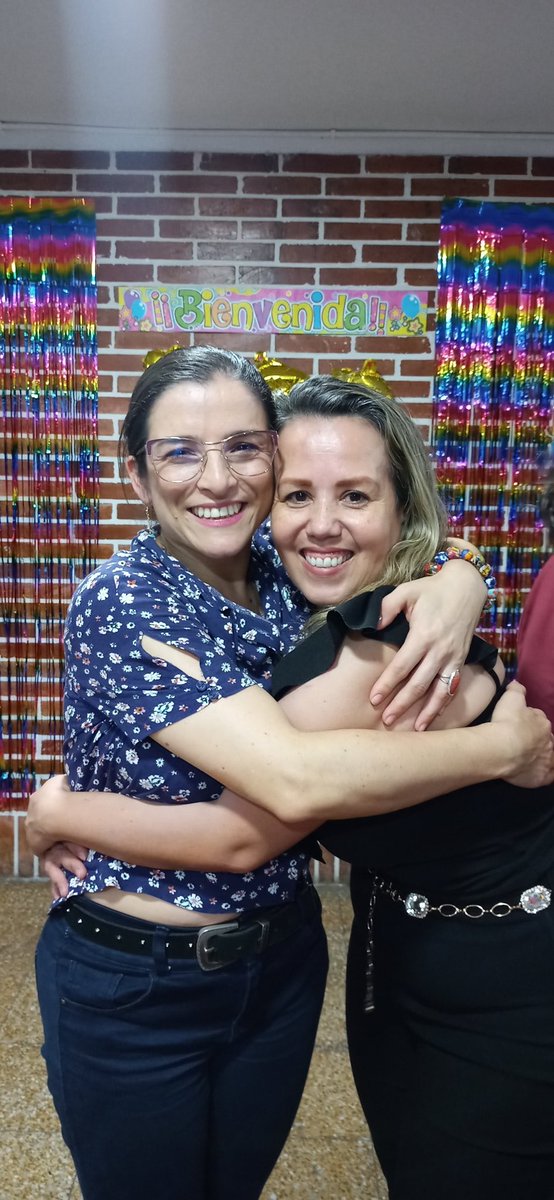 Feliz cumpleaños querida @MarthaAlfonsoJ tienes toda mi admiración y respeto, tus luchas por transformar el país están dando frutos, gracias por tu trabajo incanzable y por estar siempre abierta a las personas que creemos en este proyecto. Desde la distancia un fuerte abrazo. 🥳