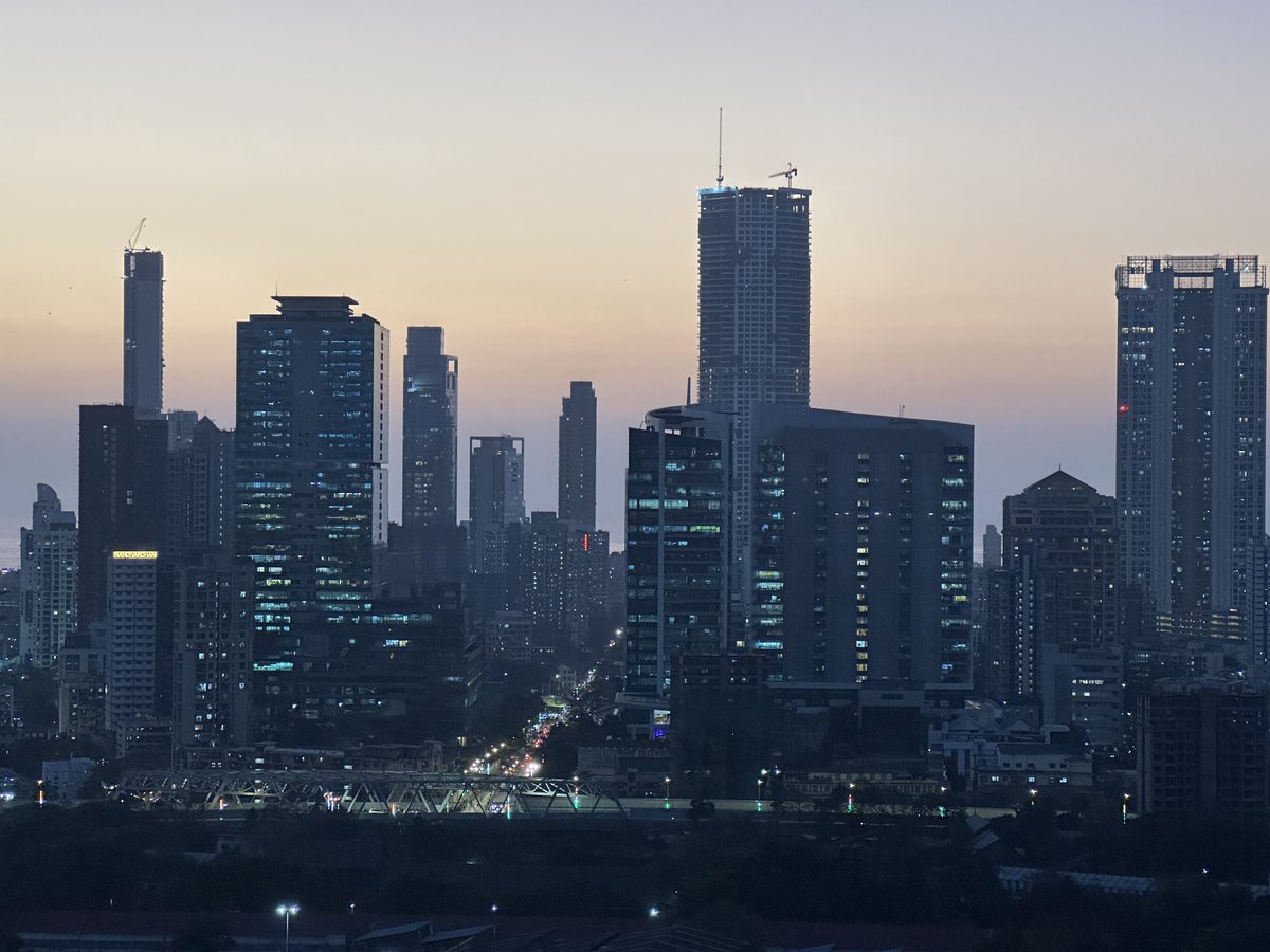 sharangdev's tweet photo. South Bombay Sunset!! #SoBo 
#Mumbai #MumbaiIndians #Bombay #MumbaiMeriJaan #midtown #cityscape https://t.co/361BdTByC4