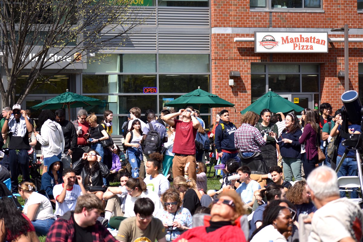 GMU_COS's tweet image. Thank you to everyone who joined us to watch the #SolarEclipse yesterday! ☀️ A special shoutout to @GMUPHYSANDASTRO for providing glasses and lending their telescopes for a better view of the #eclipse. 🌙

🔗: science.gmu.edu/academics/depa…