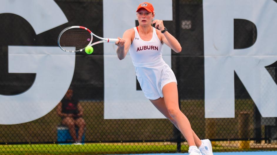 This Week in @AuburnWTennis with Head Coach Lester Cook & @aburcham. The #16 Tigers close the regular season at Texas A&M & LSU this weekend. Photo: Abby Grace Stevens | @AuburnTigers audioboom.com/posts/8487922-…