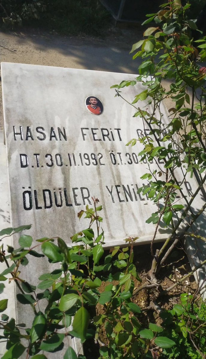 Xkordem05h's tweet image. Yolun düşerse kıyıya bir gün
ve maviliklerini enginin
seyre dalarsan,
dalgalara göğüs germiş olanları hatırla,
selamla, yüreğin sevgi dolu
çünkü onlar fırtınayla çarpıştılar eşit olmayan savaşta
ve dipsizliğinde enginin yitip gitmeden
sana liman gösterdiler uzakta.