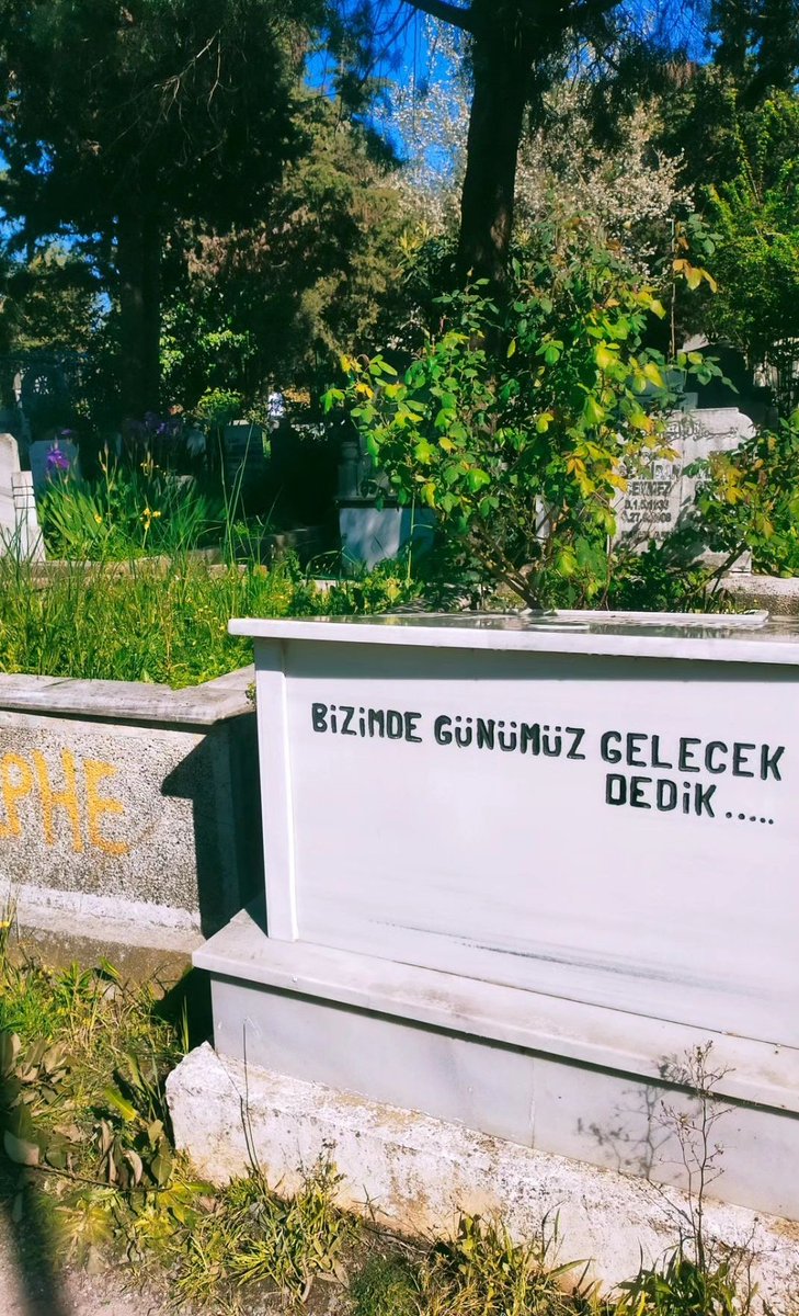 Xkordem05h's tweet image. Yolun düşerse kıyıya bir gün
ve maviliklerini enginin
seyre dalarsan,
dalgalara göğüs germiş olanları hatırla,
selamla, yüreğin sevgi dolu
çünkü onlar fırtınayla çarpıştılar eşit olmayan savaşta
ve dipsizliğinde enginin yitip gitmeden
sana liman gösterdiler uzakta.