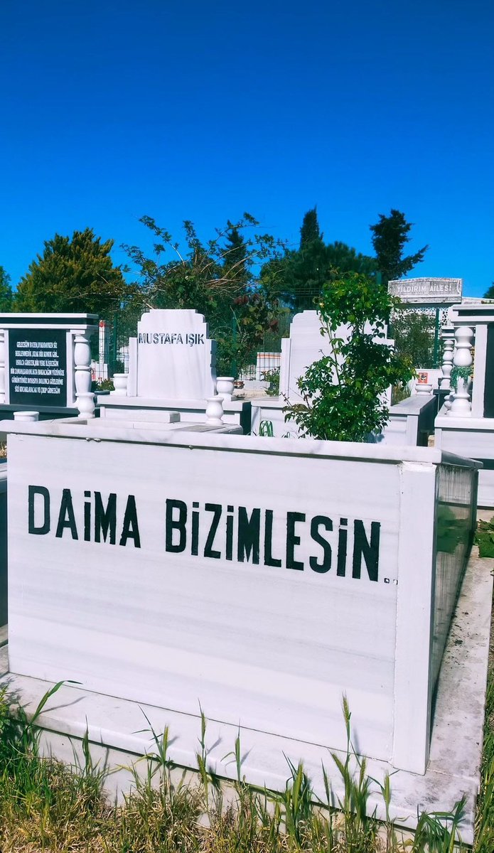 Xkordem05h's tweet image. Yolun düşerse kıyıya bir gün
ve maviliklerini enginin
seyre dalarsan,
dalgalara göğüs germiş olanları hatırla,
selamla, yüreğin sevgi dolu
çünkü onlar fırtınayla çarpıştılar eşit olmayan savaşta
ve dipsizliğinde enginin yitip gitmeden
sana liman gösterdiler uzakta.