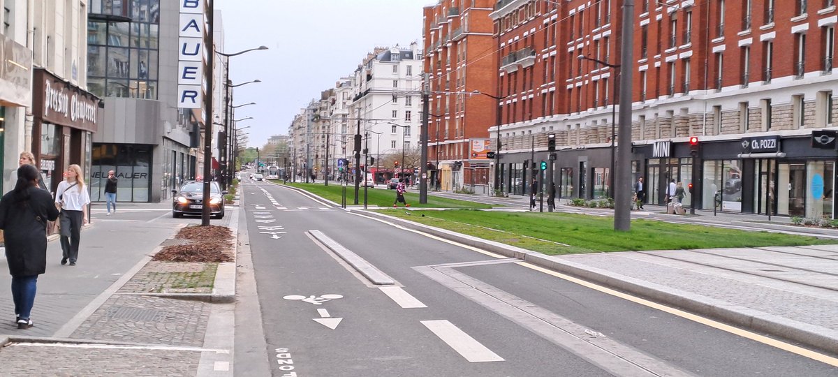 ↙️ À gauche, l'aménagement cyclable que va avoir Caen pour son tramway. ♥️ ↘️ À droite, avec la même largeur, ce que la capitale du vélo, Paris, vient de faire avec son tramway. 💔 🚈🚲🤐🤐