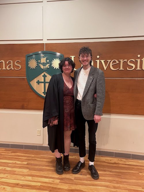 🎙📻 Anocht ar #FadaisFairsing ar <a href="/raidionalife/">Raidió na Life</a> ó 7.30in, beidh Gearóid Ó Treasaigh linn ó Ollscoil Naomh Thomáis i Fredericton Ceanada, áit a bhfuil scoláireacht <a href="/ICUF_Awards/">ICUF Foundation</a> idir lámha aige 🇨🇦👇 <a href="/FreddyLeGaeilge/">Fredericton le Gaeilge</a>