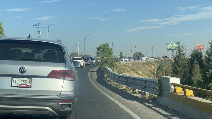 CarlosEn917Mix's tweet photo. Primer semana del #regresoaclases y hay tráfico en la ciudad. Usando el #EsDeChavoRock comparte la foto de como te tocarón las calles en la ciudad para armar nuestro cuadro de honor. Gracias #RocioAlva #Josh #CarlosV #JazminG https://t.co/ORfakOuCem