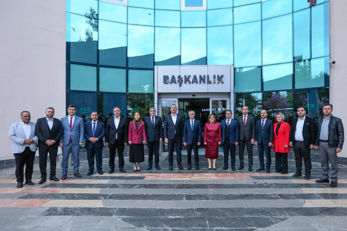 Şahinbey Belediye Başkanı olarak yeniden seçilen Mehmet Tahmazoğlu Başkanımıza hayırlı olsun ziyaretinde bulunduk. Hemşehrilerimize hizmet yolunda başkanımıza başarılar diliyorum.