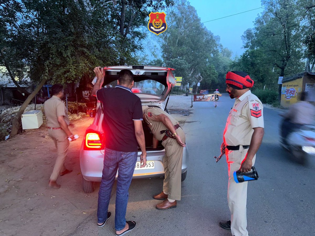 Gurdaspur Police has set up  special Nakabandi at various points in the district to nab anti-social elements and  to create a sense of security in the general public.(1/2)

#SafePunjab
#SpecialNakabandi