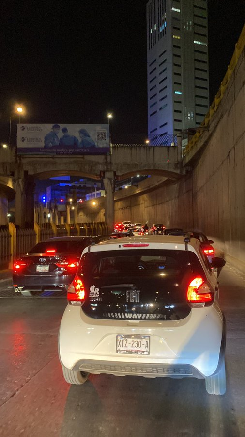 CarlosEn917Mix's tweet photo. Primer semana del #regresoaclases y hay tráfico en la ciudad. Usando el #EsDeChavoRock comparte la foto de como te tocarón las calles en la ciudad para armar nuestro cuadro de honor. Gracias #RocioAlva #Josh #CarlosV #JazminG https://t.co/ORfakOuCem
