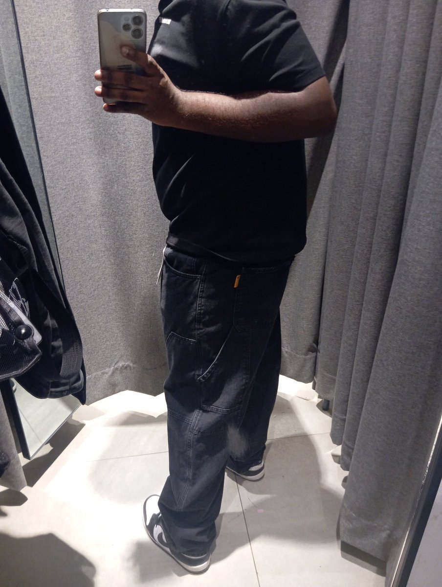 Only pants in this store that are my size and they might just be the HARDEST pieces of legwear I've ever come across 

Eid fit pic tomorrow is gonna be CRAZY
