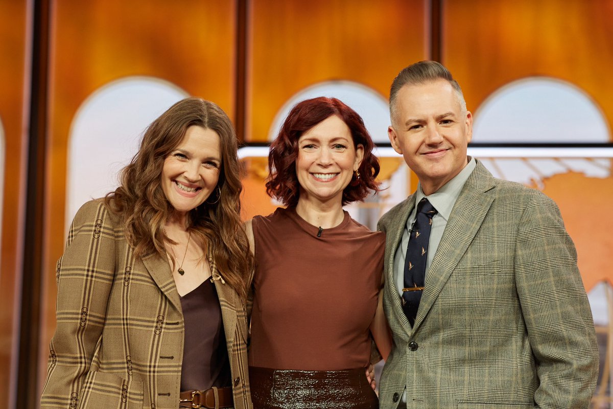 Big thanks and love to @DrewBarrymore and @helloross for such a lovely time at @DrewBarrymoreTV! Catch Drew’s News today on CBS and at thedrewbarrymoreshow.com! 🤎🌼
