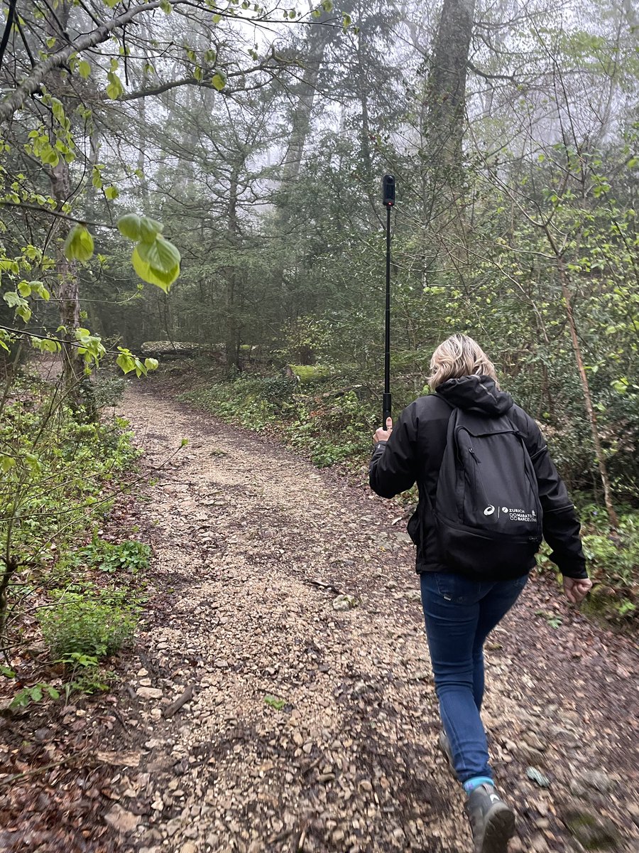 eriplolotte's tweet image. Malgré la météo encore une belle journée prises de vue avec les ulis de @Alex_Tillet pour la création de leur « voyage virtuel ». On découvre, on explore dans la nature avec le numérique ! #erun❤️😍#classedehors